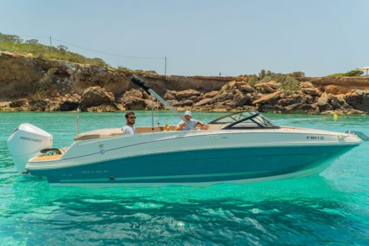 Rent the Bayliner VR6: Pure Comfort & Style